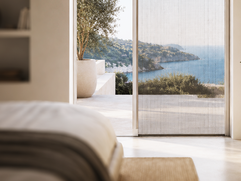 Phantom25 installata su una porta-finestra con vista sul mare, esempio di design e sostenibilità certificata EPD.